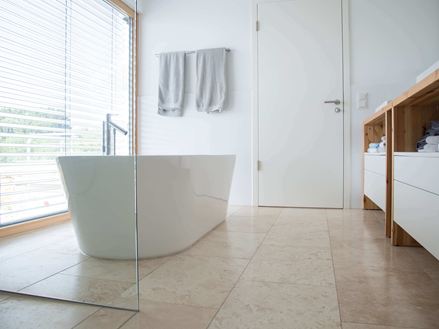 Modernes Bad mit Travertin Classic Light