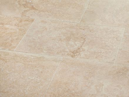 Les carrelages en travertin Classic Light beige en gros plan