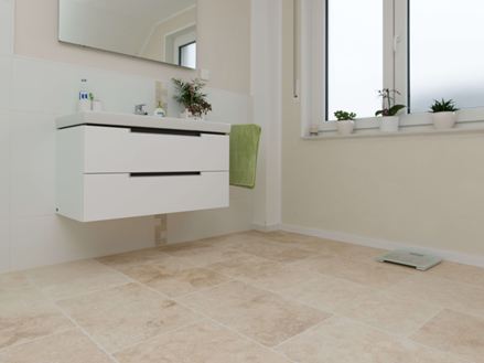 Carreaux en travertin Light sur la salle de bain