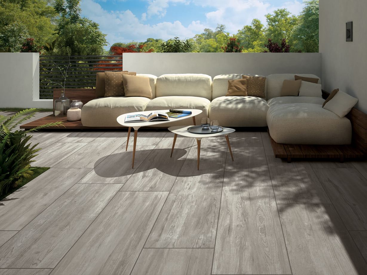 Terrasse moderne avec jardin attenant et plaques de terrasse en effet bois