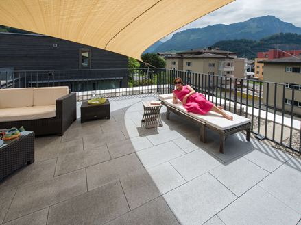 Sonnige Terrasse mit Granit-Platten Mundo Grau