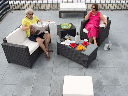 Paar sitzt auf Granit-Terrasse