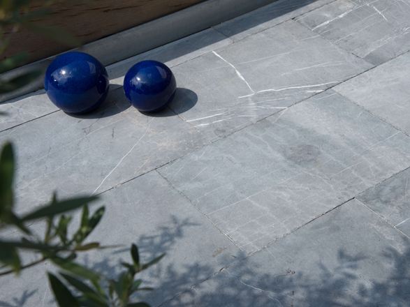 Gartendeko auf Kalksteinplatten Blaustein Azur