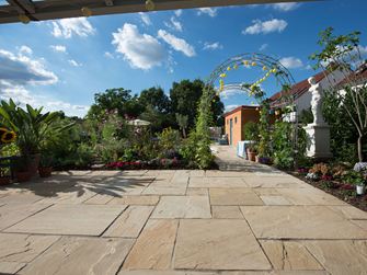Jardin naturel avec des dalles de grès clair