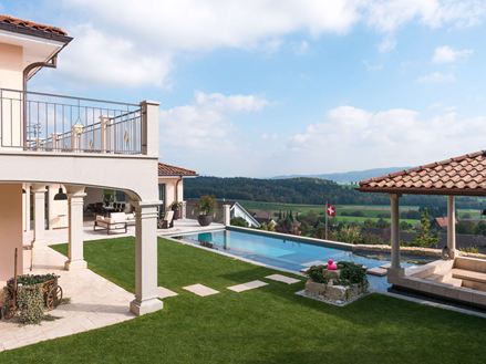 Haus mit Garten und Terrasse aus Travertinplatten Light