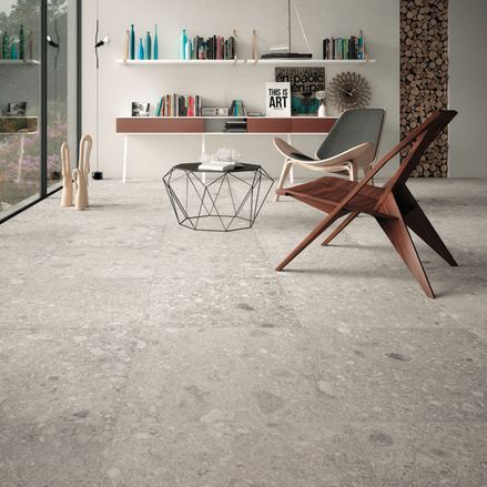 Modernes Zimmer mit grauen Steinfliesen als Bodenbelag