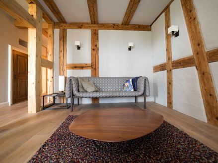 Raum mit Fachwerkbalken und Holzboden