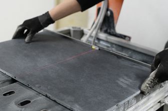 La pierre naturelle peut être coupée avec précision à l'aide d'un laser ou d'une échelle de mesure