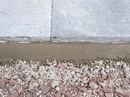 Einfassung von Terrassenplatten mit Mörtelkeil