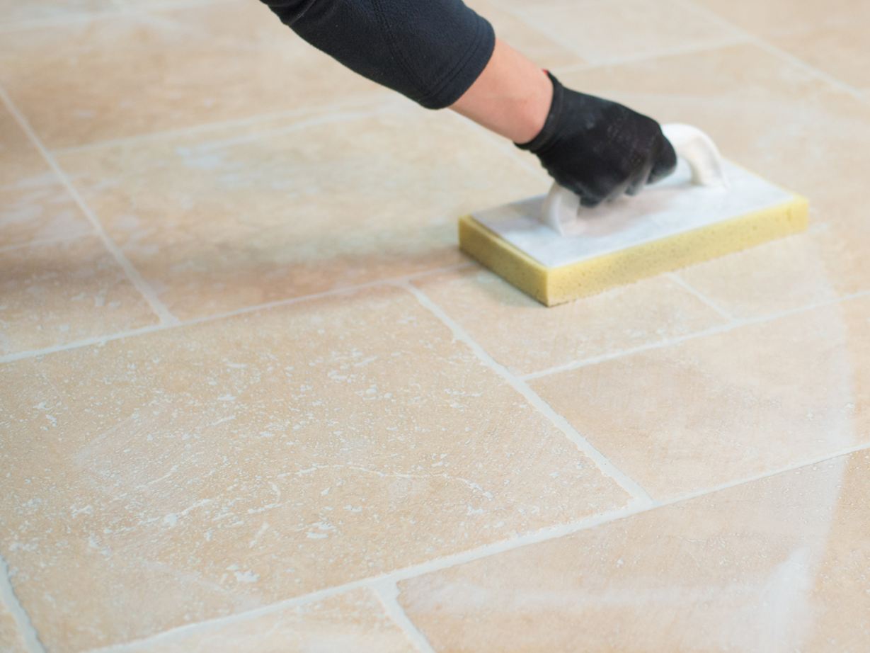 Nettoyage des carreaux de travertin après la pose